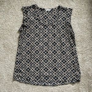 Black and gold patterned pleated back shell